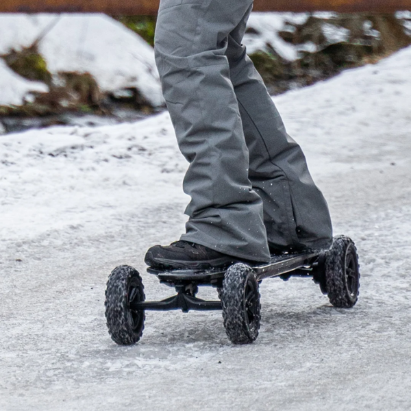 Electric skateboard Exway Atlas Carbon 4WD winter riding