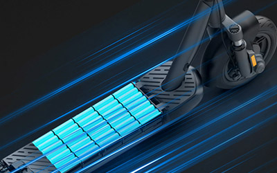 Close-up x-ray style image of Electric scooter Inmotion S1 battery that's illustrated in blue.