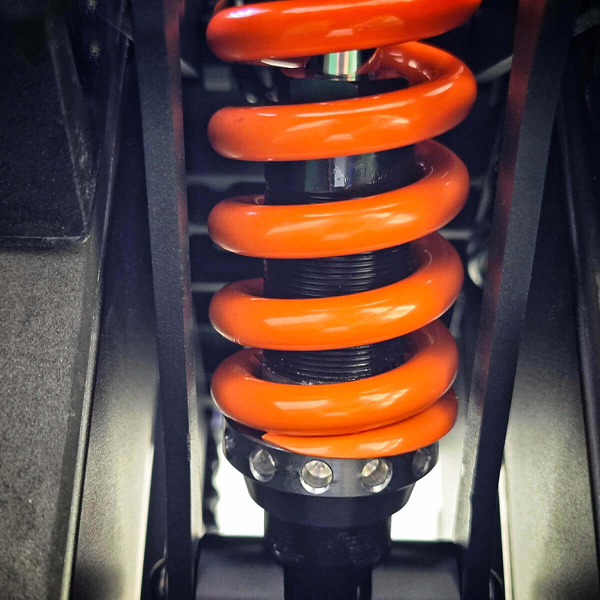 Close up image of electric unicycle begode extreme suspension travel