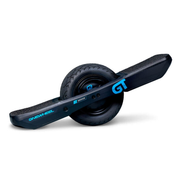 Studiokuva Onewheel GT S-Series -sähköisestä yksipyöräisestä, joka korostaa sen mustaa designia, leveää rengasta ja minimalistista rakennetta.