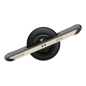 Onewheel Pint sähköinen yksipyöräinen hiekanvärisellä viimeistelyllä, esitetty puhtaassa sivukuvassa valkoista taustaa vasten.