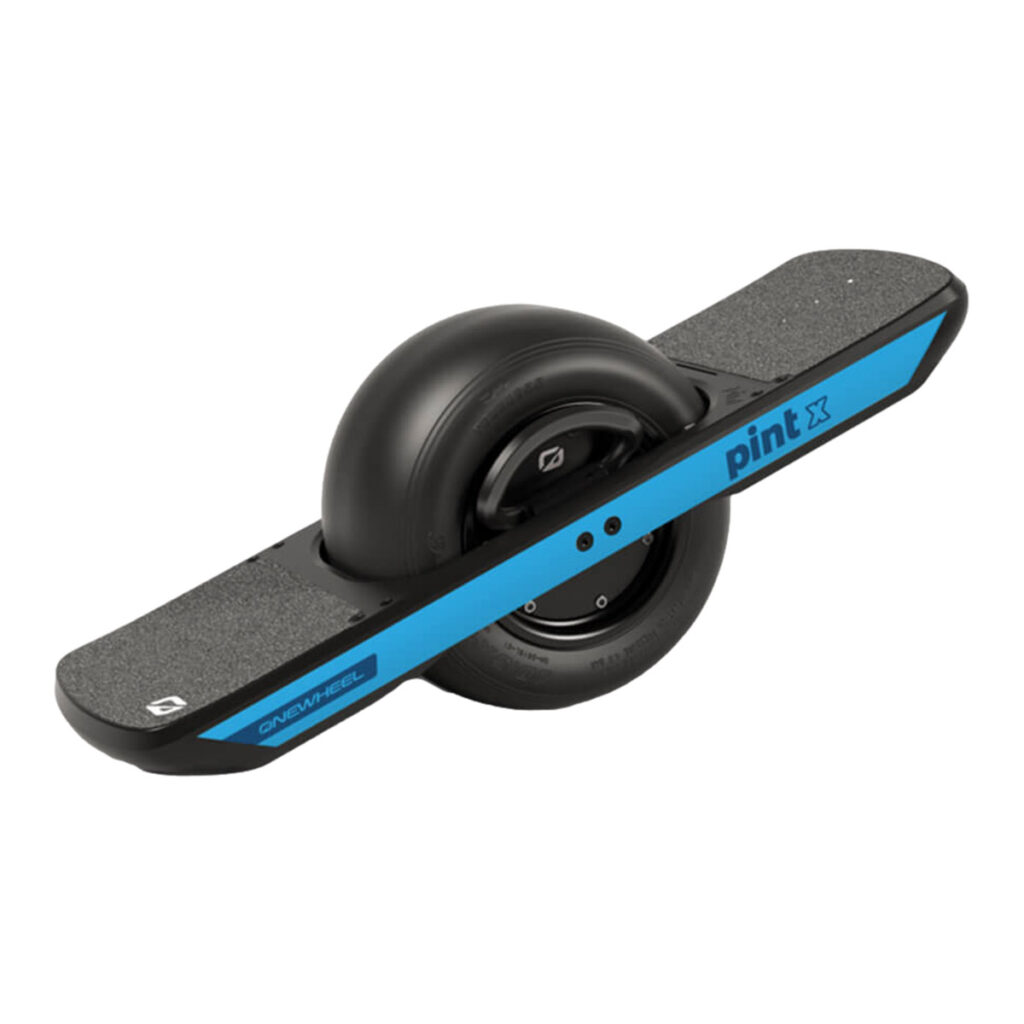 Onewheel Pint X sähköinen yksipyöräinen sivukuvassa, sinisellä sivurungolla ja mustalla renkaalla, kuvattuna valkoista taustaa vasten.