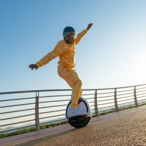 Mees hoidmas tasakaalu Inmotion E20 elektrilisel üksrattal mererannal