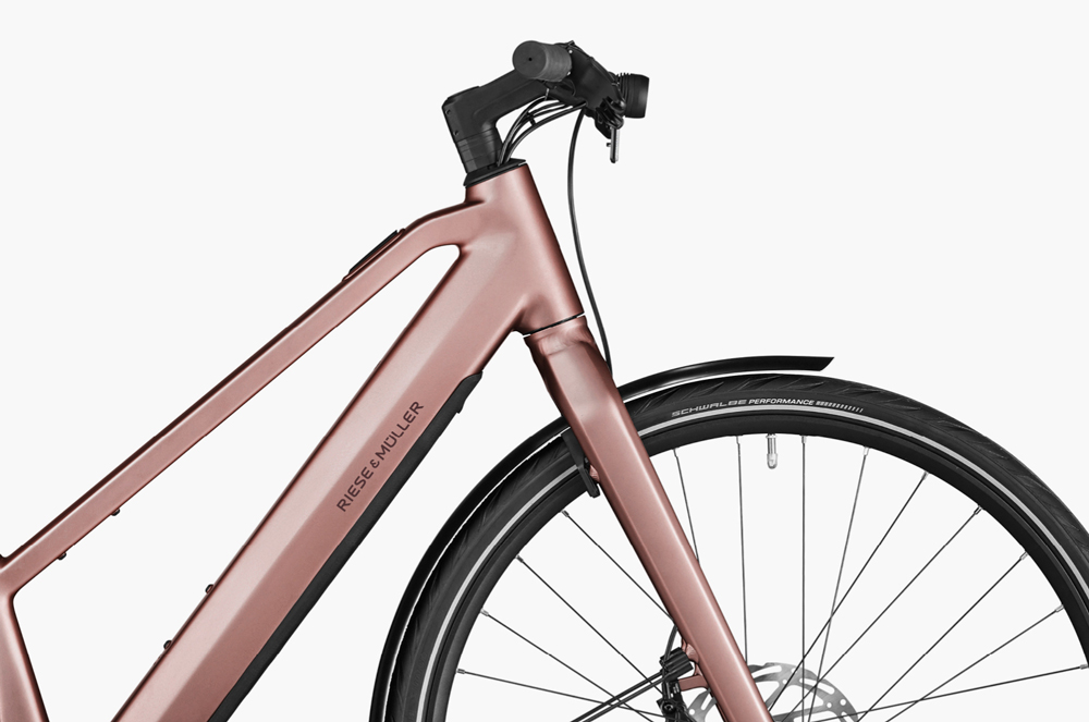Riese & Müller UBN Seven Silent electric bike frame Close-up of the frame of the Riese & Müller UBN Seven Silent electric bike in rose color