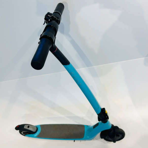 Electric scooter Gpad Svan blue used above handlebar view