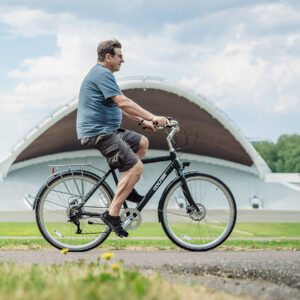 Vanhempi mies ajaa Oolter Eke -sähköpyörällä Tallinnan laululavalla kesäisenä päivänä.