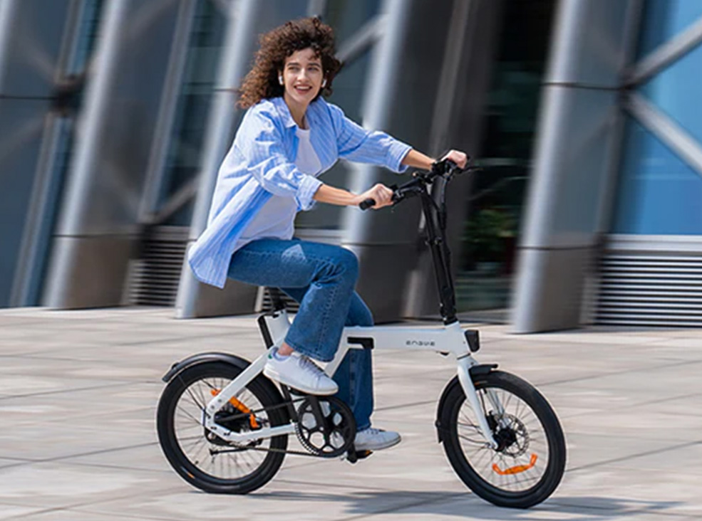 engwe p20 pedaling Woman riding the white Engwe P20 electric bike outdoors