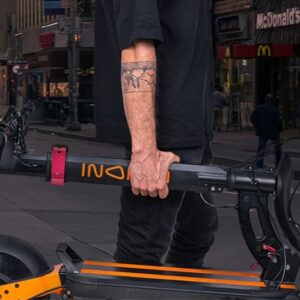 Mees kannab linnatänaval Inokim Quick 4 elektritõukeratast.