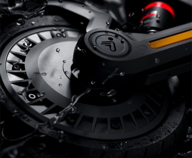 Illustrative image of the Segway-Ninebot MAX G3 electric scooter's water resistance.