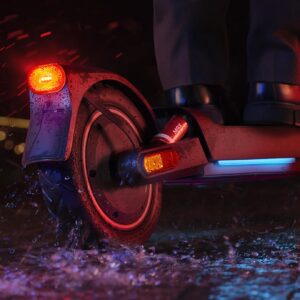 Takaa kuvattu Xiaomi Electric Scooter 5 Max -sähköpotkulauta sateessa yöllä