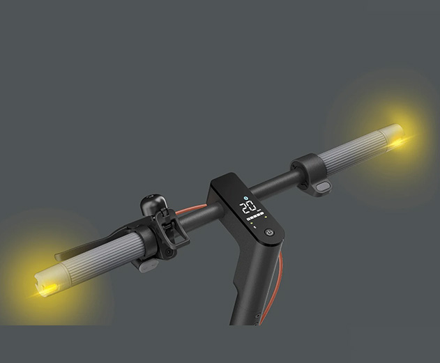 Close-up of the Xiaomi 5 electric scooter's display, handlebar and turn signals.