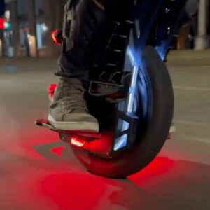 Lähikuva miehestä ajamassa Begode ET MAX -sähkömonolla kaupunkiympäristössä – tehokas suorituskyky kohtaa urbaanin ajon