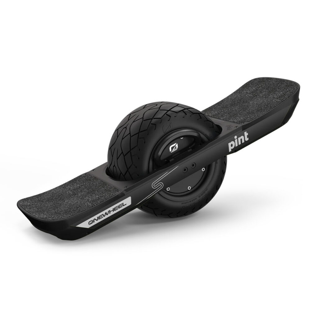 Onewheel Pint S -sähköisen yksipyöräisen sivukuva valkoisella taustalla.
