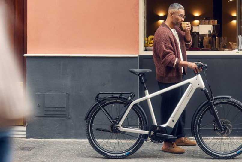 riese-muller-charger5-vario-lifestyle2 Man standing next to the Riese M