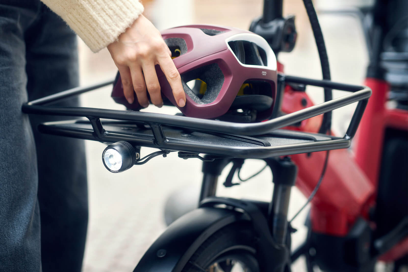 riese-muller-multitinker2-family-lifestyle2 Close-up of a front cargo rack on the Riese & Müller Multitinker2 electric bike with a cycling helmet placed inside.