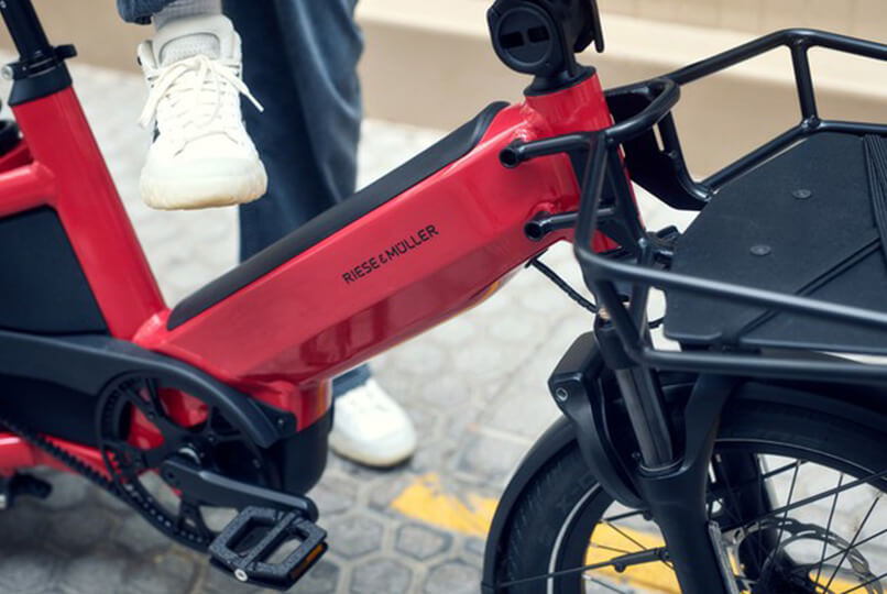 riese-muller-multitinker2-family-lifestyle3 Close-up of the Riese & Müller Multitinker2 electric cargo bike frame and front cargo rack.