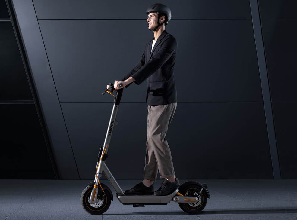 Xiaomi Scooter 6 Max lifestyle2 Side view of a rider using the Xiaomi Scooter 6 Max electric scooter in an urban setting.