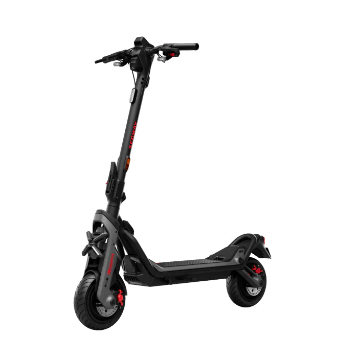 Segway-Ninebot GT3 E elektritõukeratta eestvaade vasakult küljelt. Segway-Ninebot GT3 E elektritõukeratta vaade eest vasakult nurga alt.