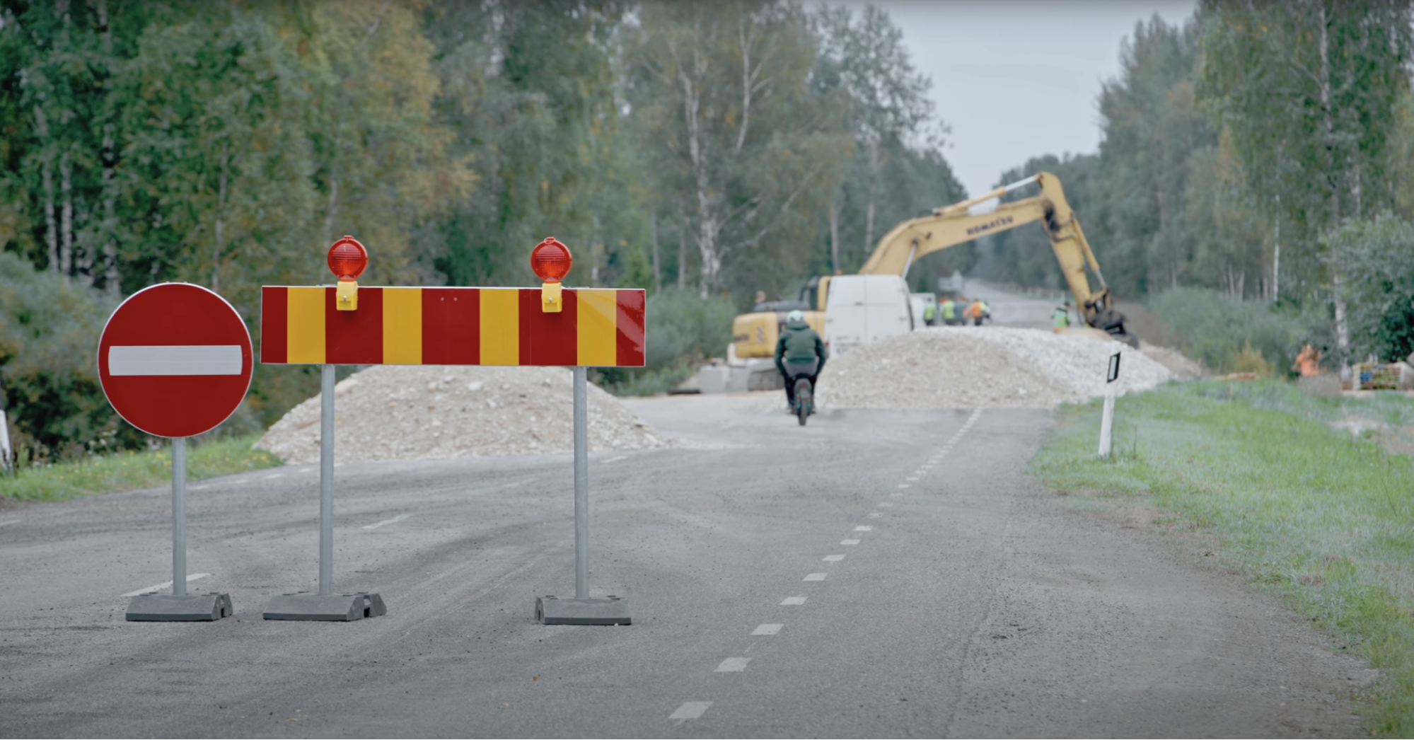 Mart riding the electric unicycle Gotway Monster Pro in a road construction area.